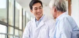 Médecin qui parle à un patient