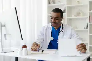 Médecin sur son bureau