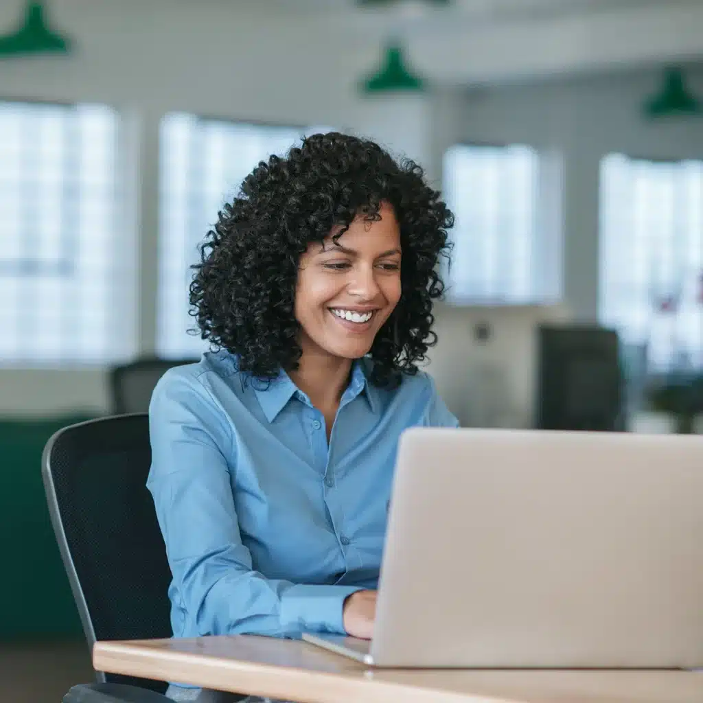 Femme au travail devant un ordinateur
